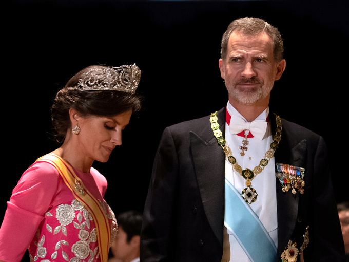 King Felipe and Queen Letizia of Spain arrive at the gala banquet. Photo: Pierre Emmanuel Deletree / Reuters / NTB scanpix